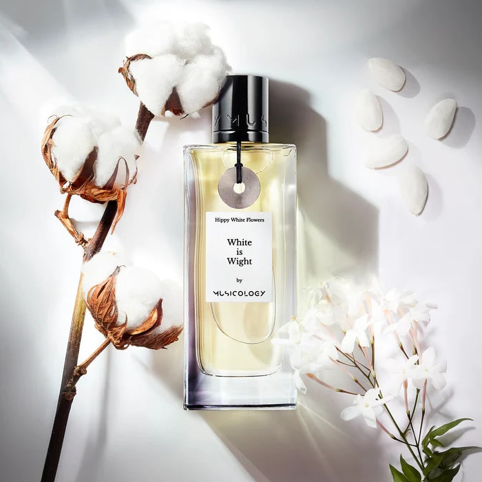 MUSICOLOGY WHITE IS WIGHT EDP 95 ML WHITE IS WIGHT EDP 95 MLMelodia immacolata e abbagliante! La purezza del cotone risuona nel bianco virgineo del gelsomino e nella dolcezza lattea dei muschi e del latte di mandorla.L&#39;accordo di cotone, con la sua soave