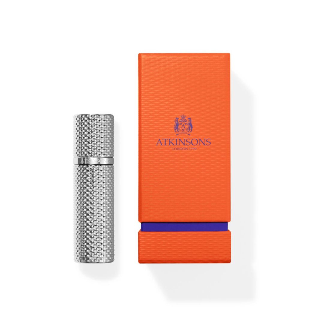 ATKINSONS 1799 CASE HOLDER SILVER ATK CASE HOLDER SILVERTutti i dettagli più brillantiIn fuga dall’ufficio verso un meritato cocktail o per concederti un fantastico mini-break, o solo in cerca di una piacevole distrazione? Uno spruzzo del tuo profumo pref