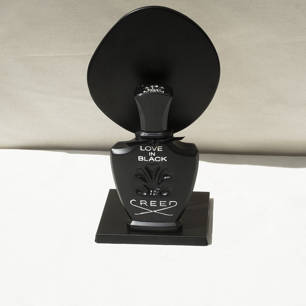 CREED LOVE IN BLACK EDP 75 ML LOVE IN BLACK EDP 75 MLLove in Black è una lunghezza infinita di velluto nero cosparso di violette di Parma: sia gli opulenti fiori viola muschiati che i rari teneri fiori bianchi. I boccioli di ribes nero e il chiodo di garo