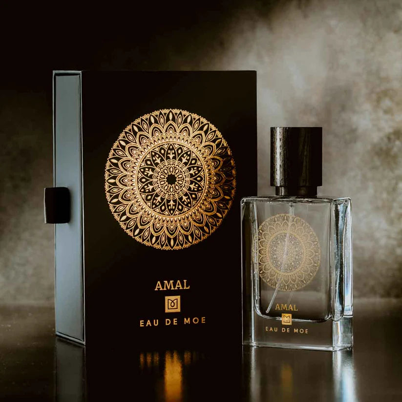 EAU DE MOE AMAL EDP 80 ML AMAL EDP 80 MLNote di testa: iris, rosa, limone, salviaNote di cuore: ylang ylang, rosa, caramello, menta, foglie di violettaBase: legno di sandalo, legno di cedro, tabacco, muschio di quercia, ambra, vaniglia, patchouli, muschio