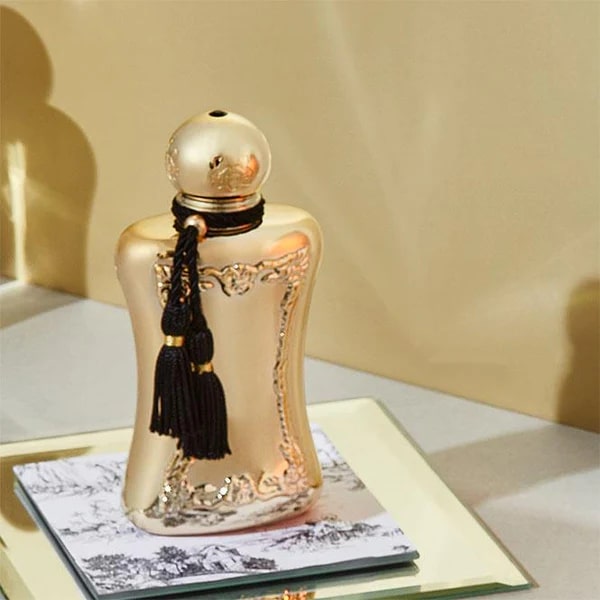 PARFUMS DE MARLY DARCY EDP 75 ML DARCY EDP 75 MLCon una composizione vibrante, Darcy è un incontro festoso che è accattivante e vivace. Questa avvincente eau de parfum si apre con un dolce e solare aroma di bergamotto, arancia e agrumi. Un bouquet sensual