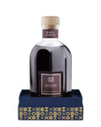 DR. VRANJES COFANETTO ROSSO NOBILE 500 EDIZIONE LIMITATA Le note intramontabili della fragranza ambiente Rosso Nobile in formato 500 ml custodite in un prezioso scrigno realizzato a mano in Edizione Limitata. Il blu e l'oro celebrano il cielo stellato di