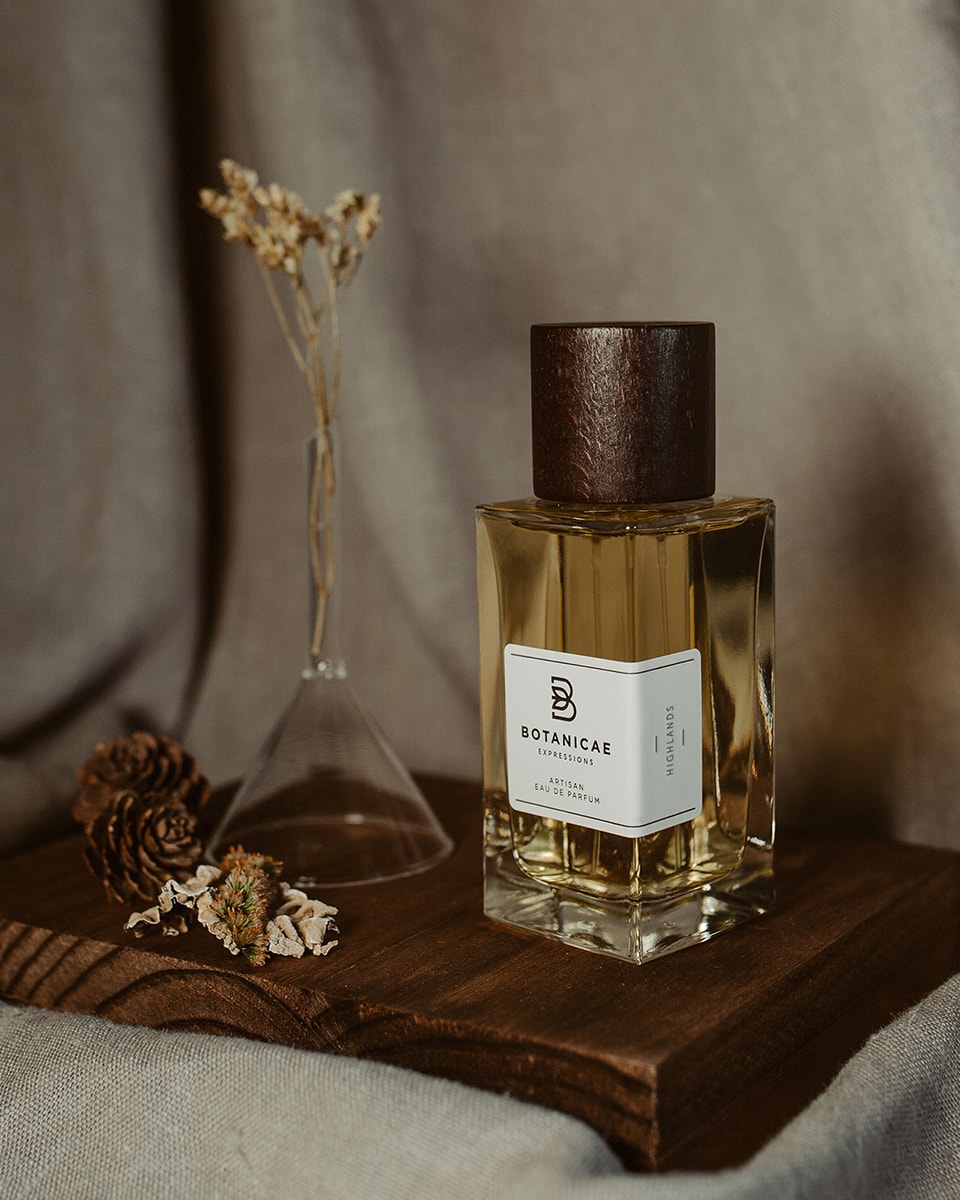 BOTANICAE EXPRESSIONS HIGHLANDS 100 ML EDP HIGHLANDS 100 ML EDPUna passeggiata in questa terra diventa un atto di meditazione. Il paesaggio è selvaggio e sereno e ha indurito la sua gente quasi quanto le sue piante. Solo chi si adatta fiorisce. Scozia.Com